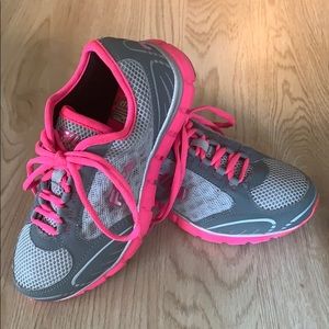 Women’s Fila Tennis Shoes Sz 6.5 💕